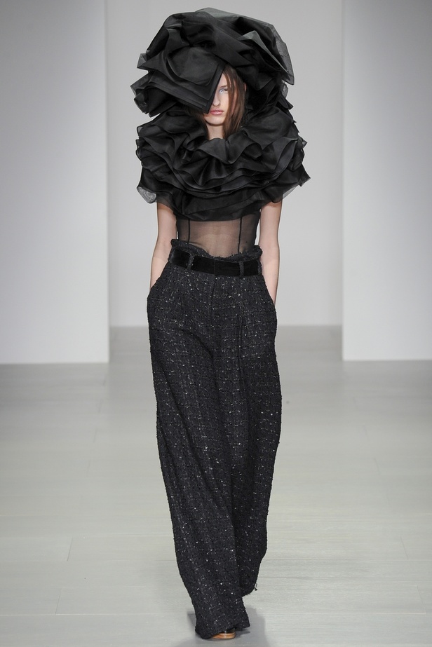 John Rocha رومانسية داكنة