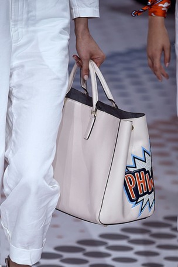 "الحقائب أيضاً لها مشاعر" في عرض Anya Hindmarch