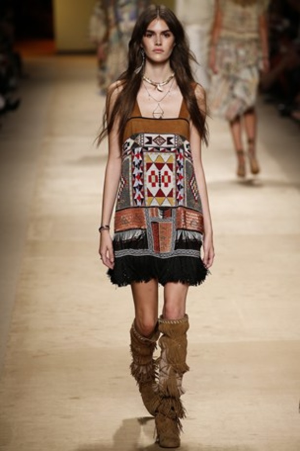 تصاميم Etro تحاكي المرأة العصرية والغجرية