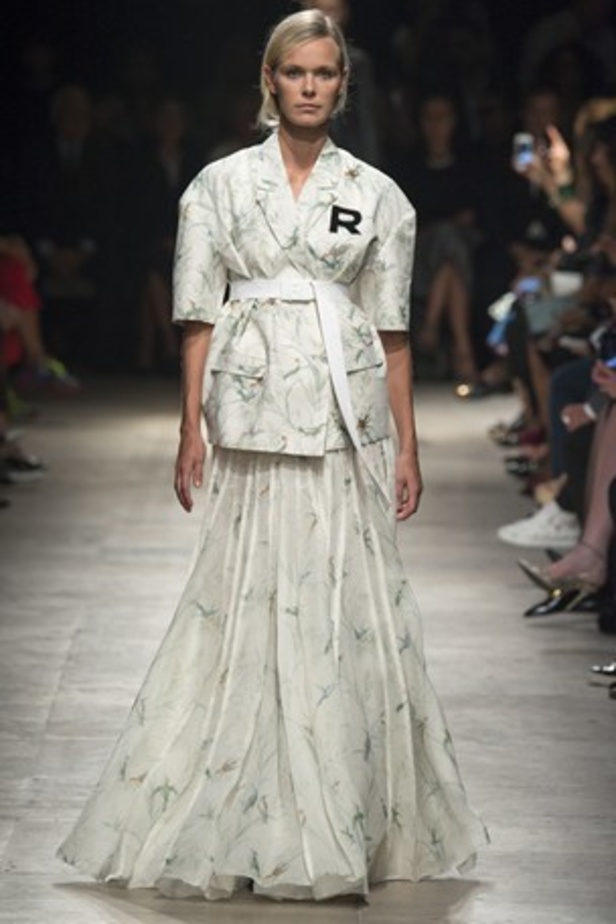 أناقة Rochas تنضح بجمال الأبيض والأسود