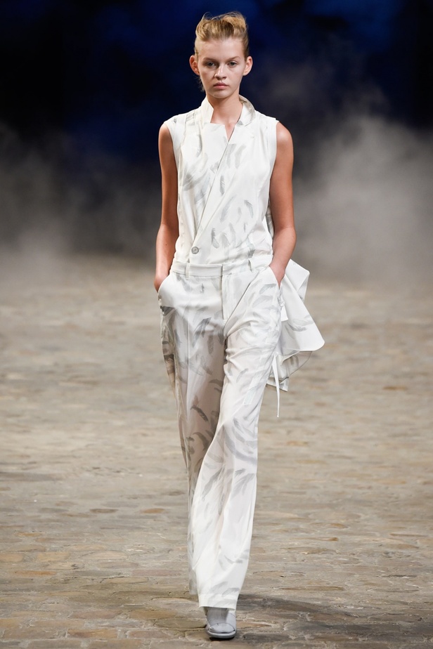 غيوم سوداء تتلبد في ربيع A.F. Vandevorst