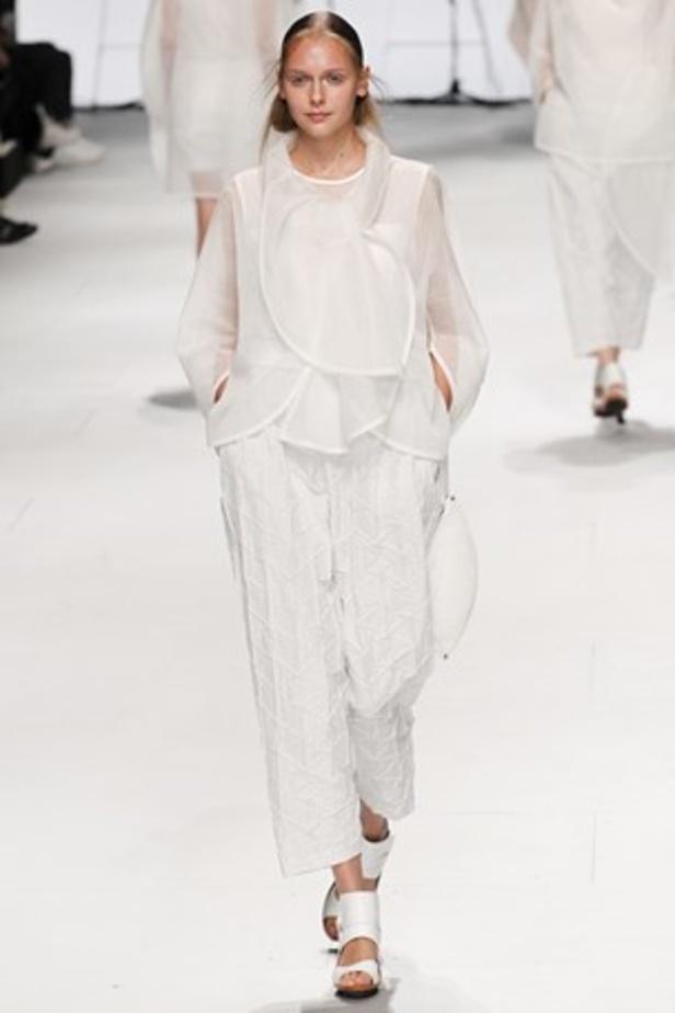 لمسات عصرية ومضلّعة في عرض  ISSEY MIYAKE