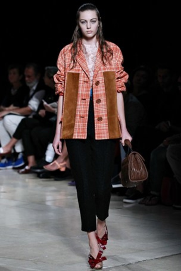 معاطف جلدية وسترات قصيرة في عرض  Miu Miu