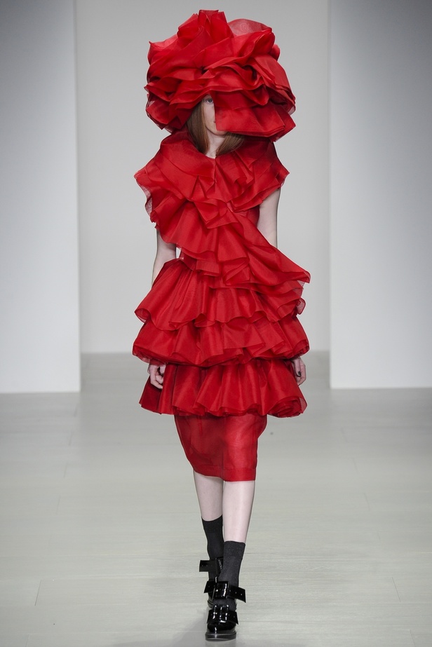 John Rocha رومانسية داكنة