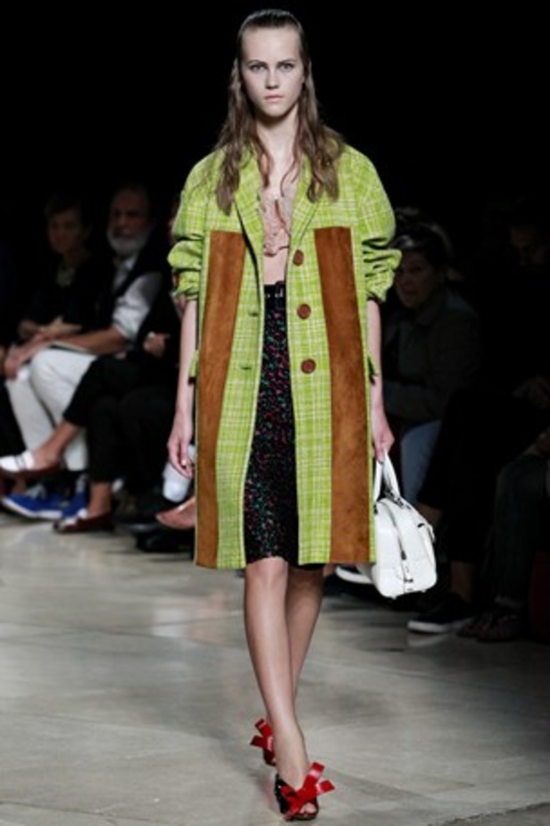 معاطف جلدية وسترات قصيرة في عرض  Miu Miu