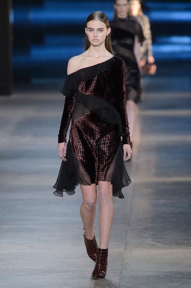 Christopher Kane يعشق الفساتين المنقوشة بجلد التمساح