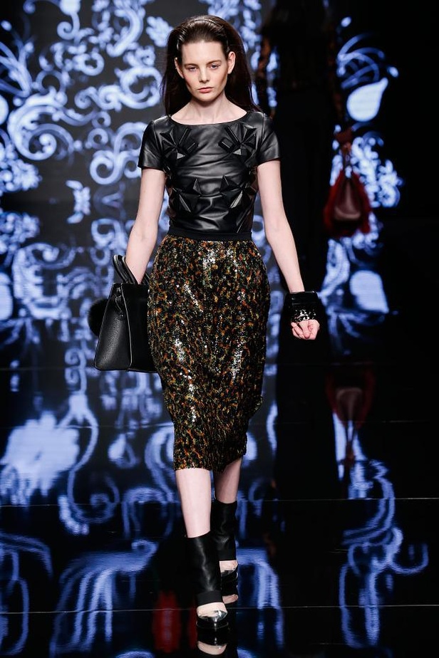 لمسات الفرو والشراريب تغمر عروض Aigner