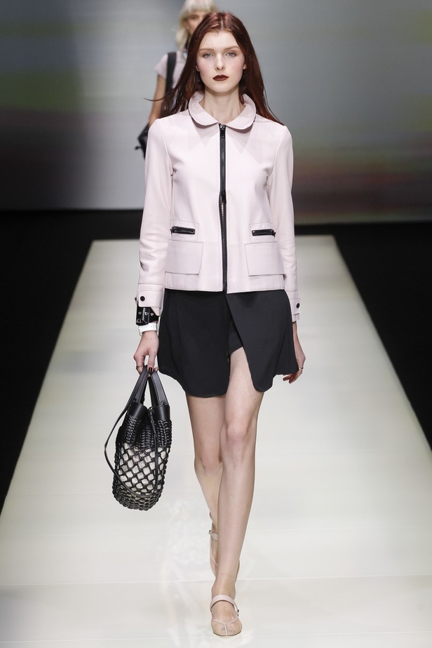 Emporio Armani يُحيي موضة البرمودا والقصّات الذكورية