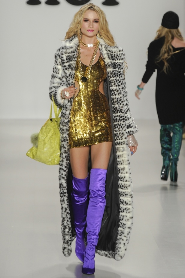 أجواء الثمانينيات في عرض Betsey Johnson