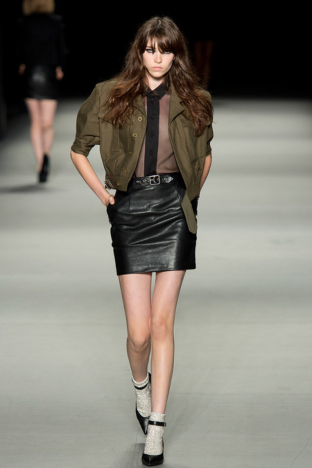 Saint Laurent: الاقمشة الشفافة لاطلالة أكثر دلالاً