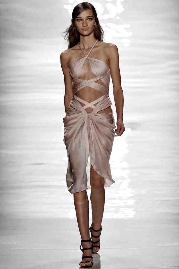 REEM ACRA تغزل الأنوثة بخيوط رومانسية