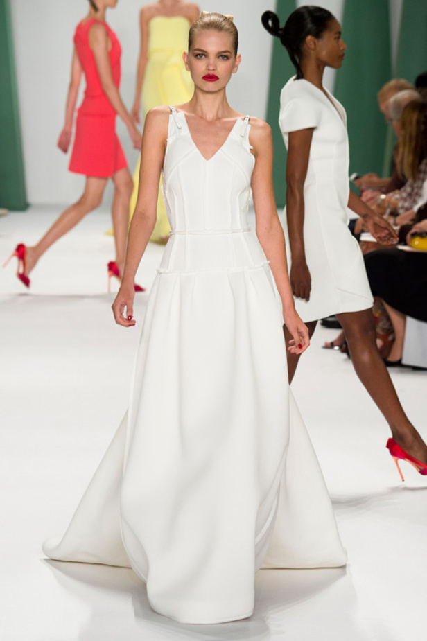 كارولينا هيريرا تنعش الصيف بأرقى الألوان والأزهار