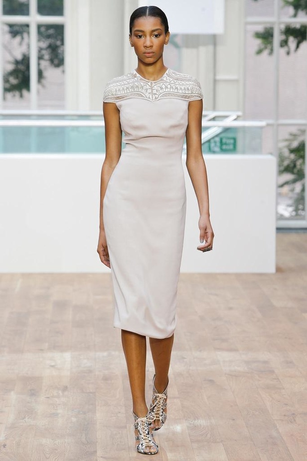 القصات المستقيمة تحمل توقيع جوليان ماكدونالد