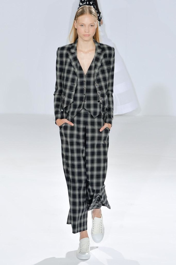 ربيع TEMPERLEY LONDON بألوان السما السبعة