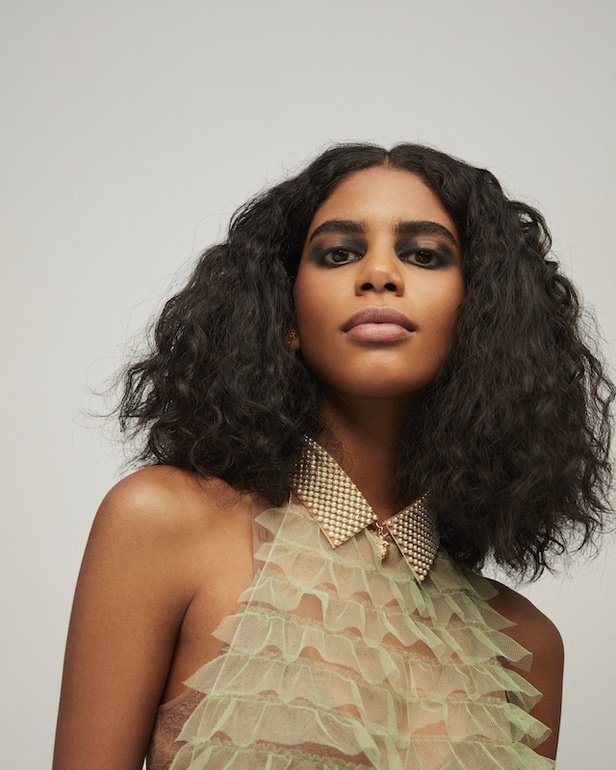 مجموعة ديور Dior لخريف وشتاء 2021-2022 تنقلنا إلى عالم القصص الخيالية بتصاميم أنثوية ساحرة