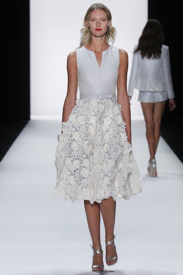 Badgley Mischka رونق السجادة الحمراء في الخمسينيات!