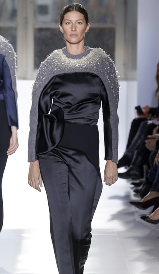 Balenciaga عبقرية أنصاف الحلول