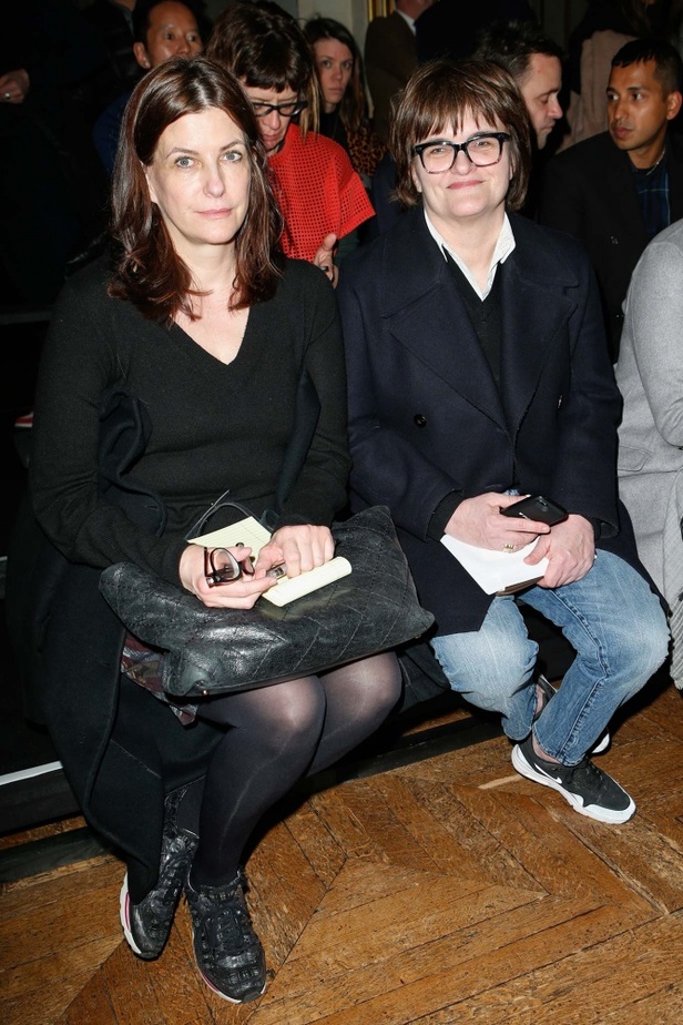 Dries Van Noten يرسم إطلالة المرأة الراقية والأنيقة