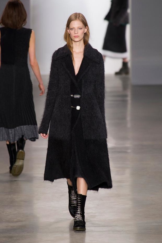 Calvin Klein يغزل الأناقة بخيوط الشمس