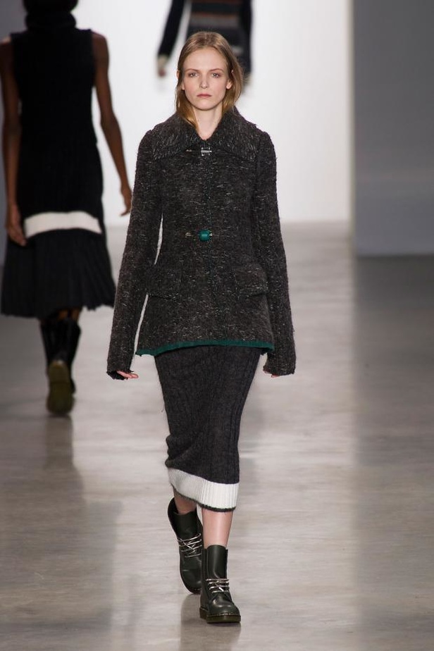 Calvin Klein يغزل الأناقة بخيوط الشمس