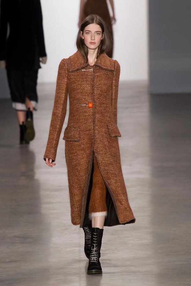 Calvin Klein يغزل الأناقة بخيوط الشمس