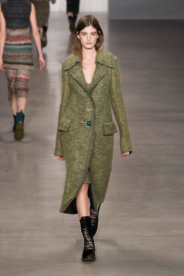 Calvin Klein يغزل الأناقة بخيوط الشمس