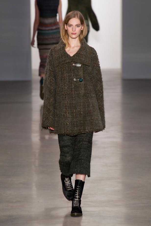 Calvin Klein يغزل الأناقة بخيوط الشمس