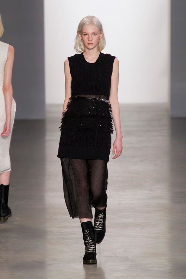 Calvin Klein يغزل الأناقة بخيوط الشمس