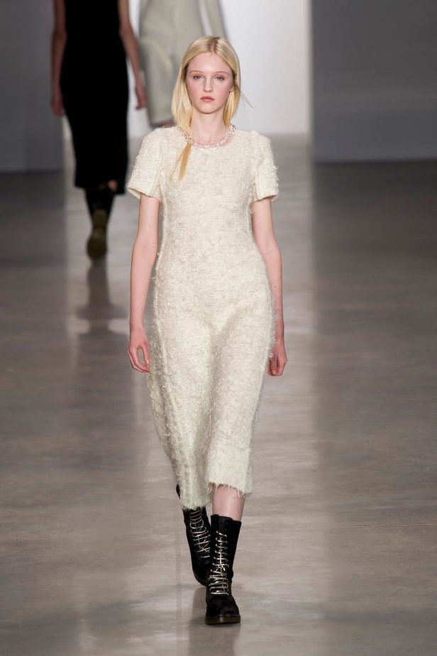 Calvin Klein يغزل الأناقة بخيوط الشمس