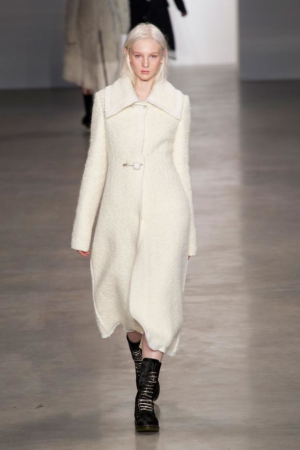 Calvin Klein يغزل الأناقة بخيوط الشمس