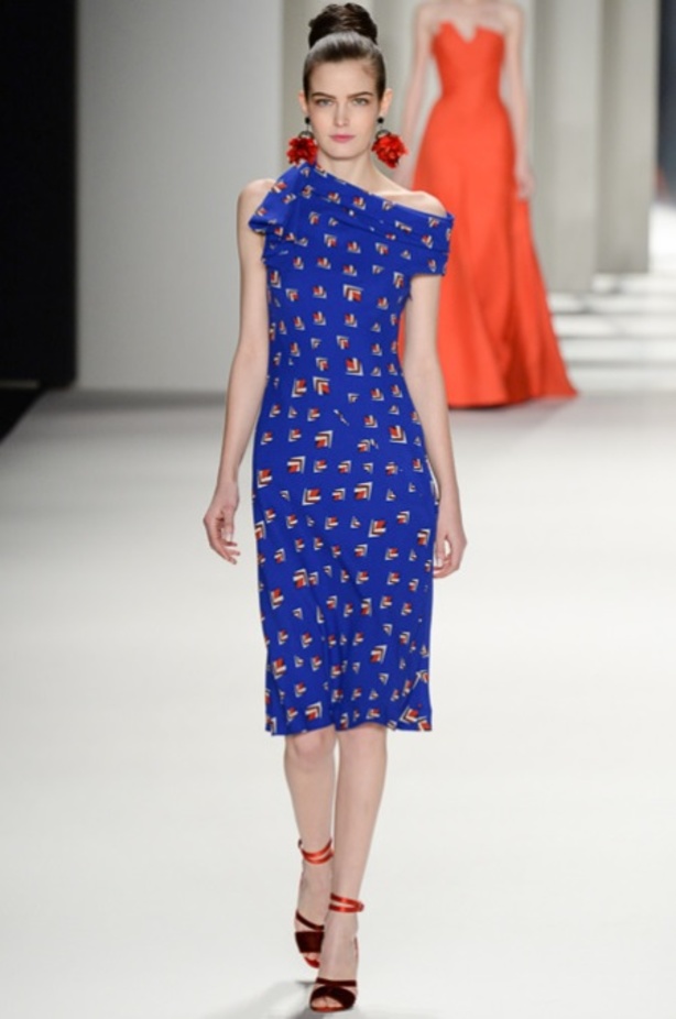  المصممة كارولينا هيريرا تطل على الحضور في نهاية عرض مجموعتها لخريف 2014.