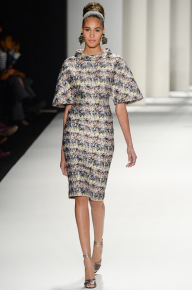  المصممة كارولينا هيريرا تطل على الحضور في نهاية عرض مجموعتها لخريف 2014.