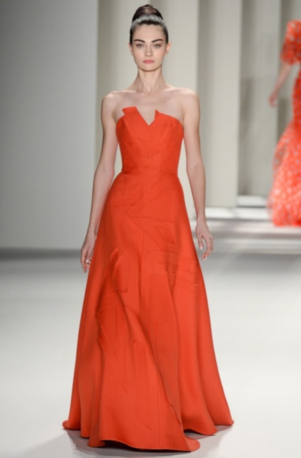  المصممة كارولينا هيريرا تطل على الحضور في نهاية عرض مجموعتها لخريف 2014.