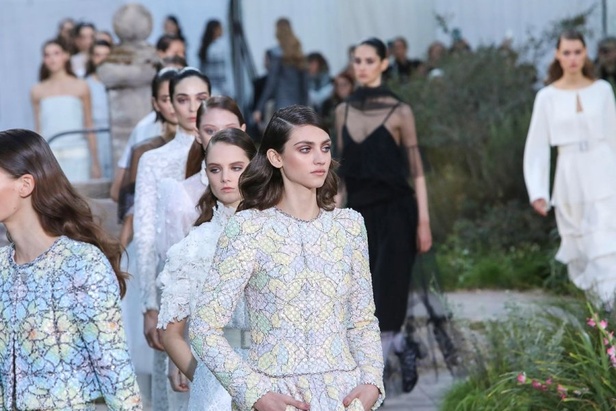 الأسود والأبيض.. عنوان مجموعة Chanel  من الألبسة الفاخرة لربيع وصيف 2020