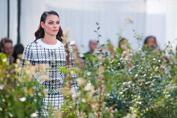 الأسود والأبيض.. عنوان مجموعة Chanel  من الألبسة الفاخرة لربيع وصيف 2020