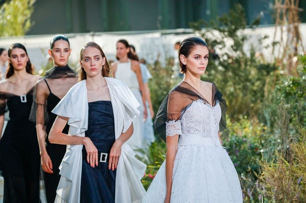 الأسود والأبيض.. عنوان مجموعة Chanel  من الألبسة الفاخرة لربيع وصيف 2020