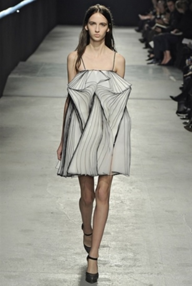 مجموعة Christopher Kane لخريف شتاء 2014 تغرّد خارج السرب