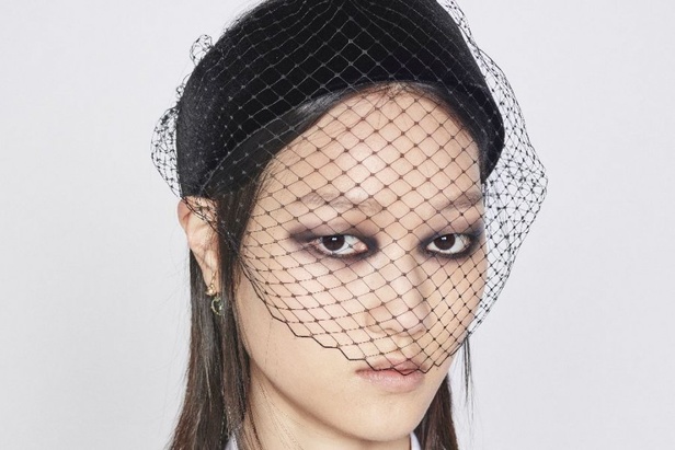 مجموعة ديور Dior لخريف وشتاء 2021-2022 تنقلنا إلى عالم القصص الخيالية بتصاميم أنثوية ساحرة