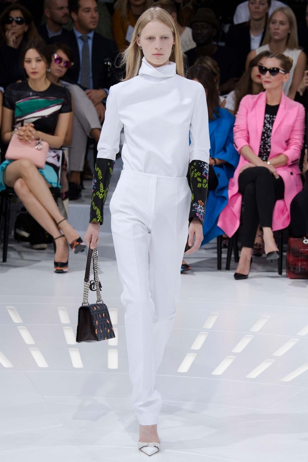 مجموعة Christian Dior تجمع بين الحداثة وحقبة الثمانينات