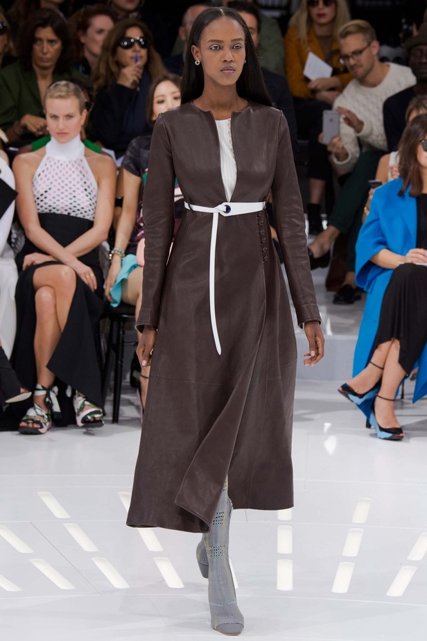 مجموعة Christian Dior تجمع بين الحداثة وحقبة الثمانينات