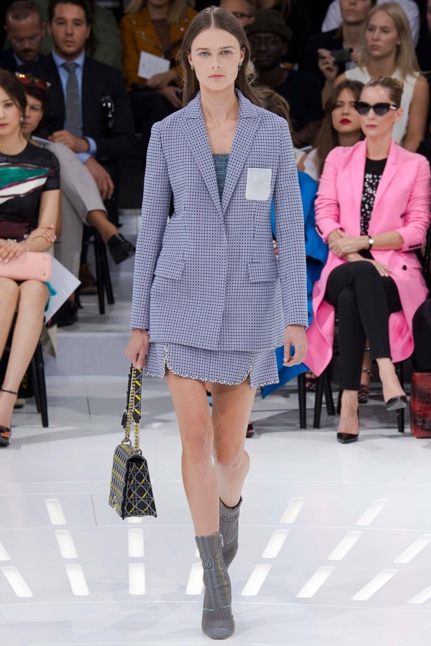 مجموعة Christian Dior تجمع بين الحداثة وحقبة الثمانينات