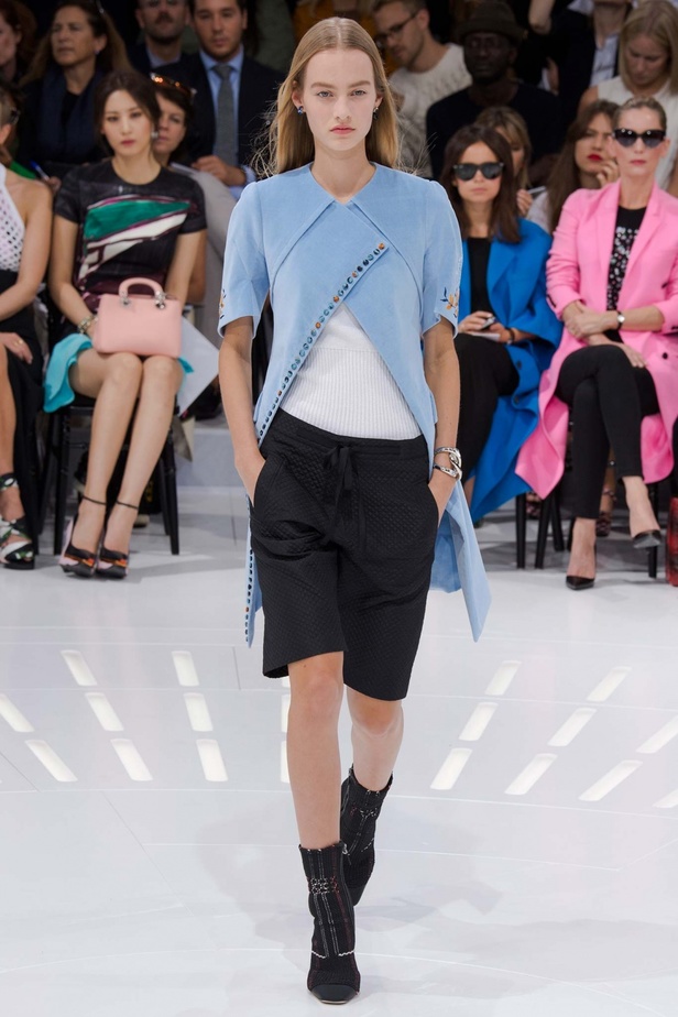 مجموعة Christian Dior تجمع بين الحداثة وحقبة الثمانينات