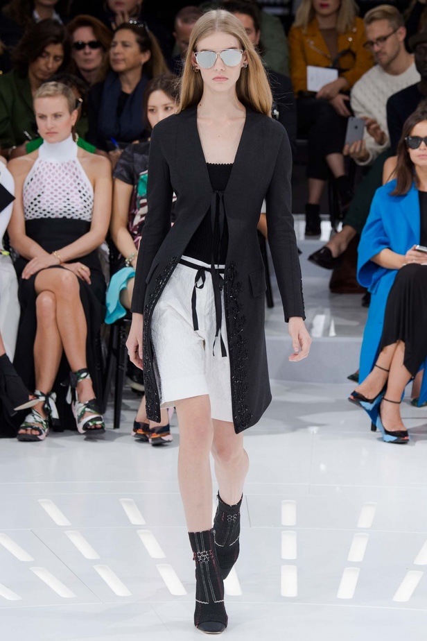 مجموعة Christian Dior تجمع بين الحداثة وحقبة الثمانينات