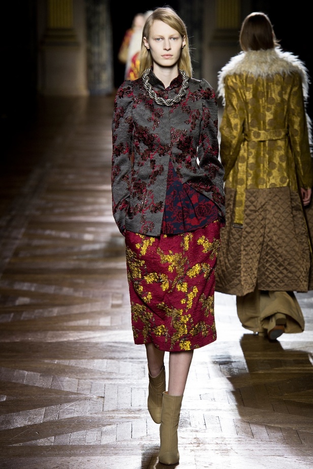 Dries Van Noten يرسم إطلالة المرأة الراقية والأنيقة
