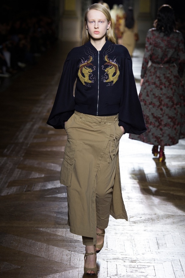 Dries Van Noten يرسم إطلالة المرأة الراقية والأنيقة