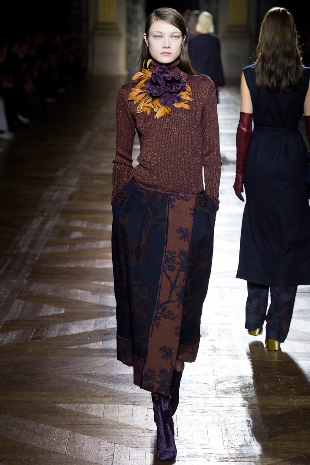 Dries Van Noten يرسم إطلالة المرأة الراقية والأنيقة