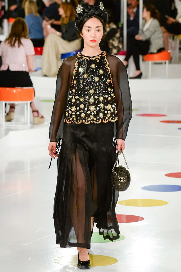 رحلة ساحرة إلى سيول في عرض "Chanel Cruise" 