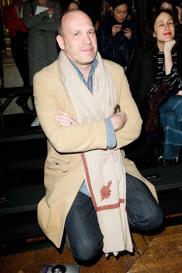 Dries Van Noten يرسم إطلالة المرأة الراقية والأنيقة