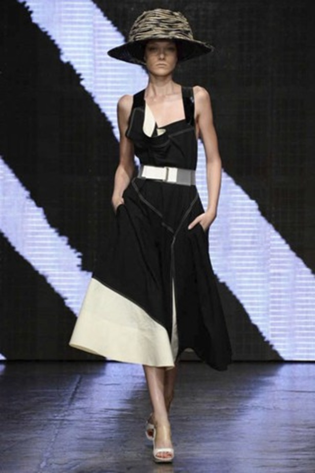 أناقتك العصرية مع Donna Karan