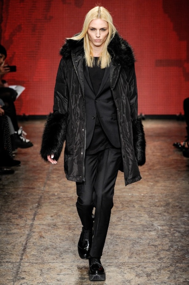 المصممة دونا كاران في نهاية عرض مجموعتها لخريف 2014 من أسبوع نيويورك للأزياء